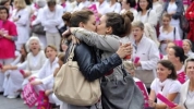 La Francia dice sì alle nozze e alle adozioni per le coppie dello stesso sesso